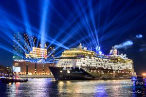 Die Taufe der Mein Schiff 6 mit Lasershow und Feuerwerk vor der Elbphilharmonie in Hamburg