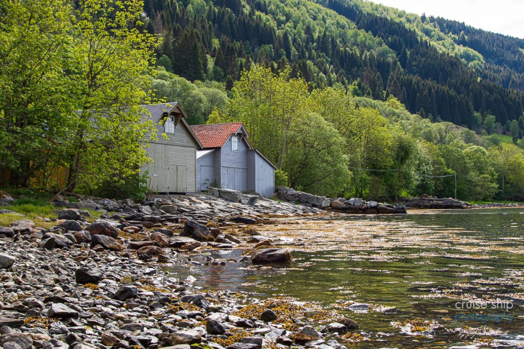 AIDAperla Nordfjordeid Fischerhütten am Fjord