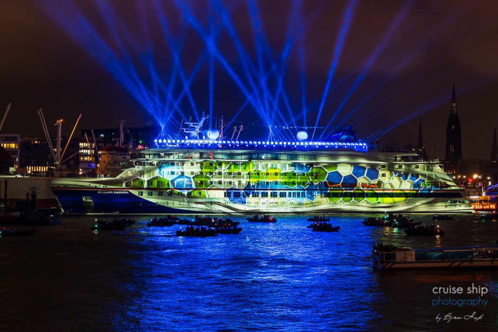 Die Hanseatic Inspiration bei der Taufe in Hamburg mit beeindruckender 3d Lichtshow