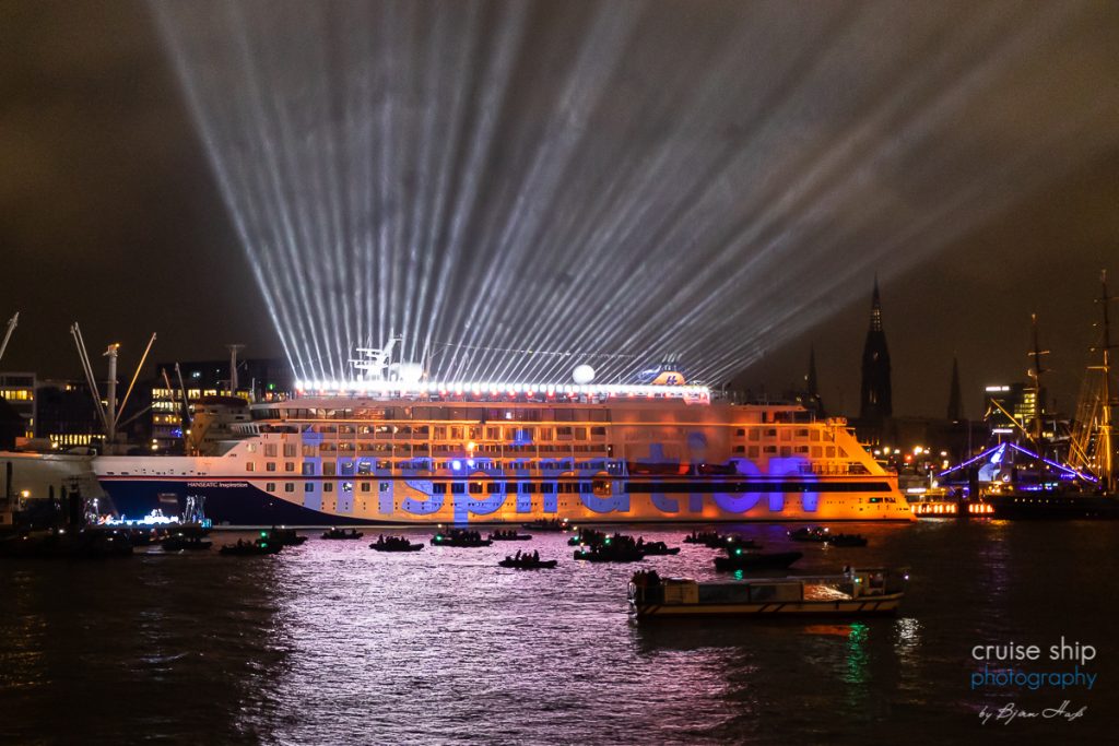 Die Hanseatic Inspiration bei der Schiffstaufe in Hamburg mit beeindruckender 3D Lichtshow