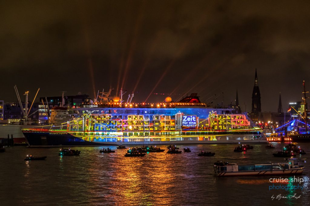 Die Hanseatic Inspiration bei der Schiffstaufe in Hamburg mit beeindruckender 3D Lichtshow