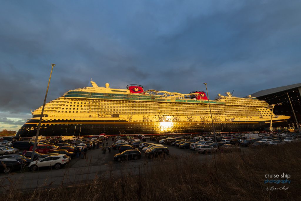 Disney Wish ausgedockt – Neue Schiffsklasse von Disney verlässt Baudock der Meyer Werft 4