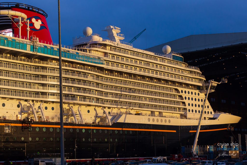 Disney Wish ausgedockt – Neue Schiffsklasse von Disney verlässt Baudock der Meyer Werft 5