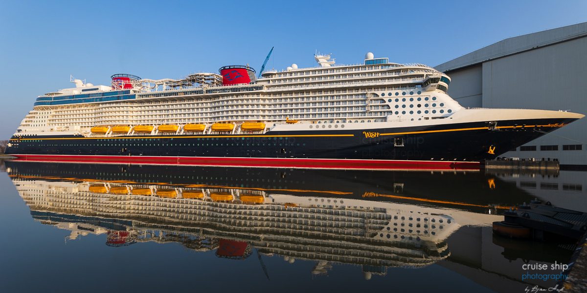Disney Wish mit Spiegelung im Hafen der Meyer Werft kurz vor der Emsüberführung