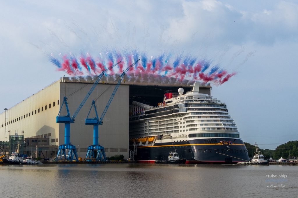 Kreuzfahrtschiff Disney Destiny verlässt das Baudock der Meyer Werft. Das Ausdocken wird von einem Feuerwerk begleitet