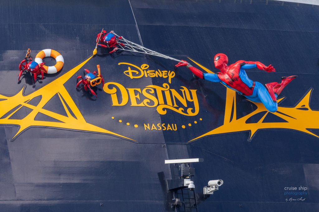 Am Heck der Disney Destiny befindet sich Spiderman