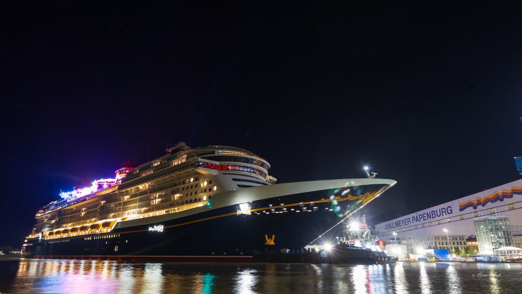 Disney Destiny bei der Emsüberführung, im Hintergrund sieht man die Schiffbauhalle mit dem Namenszug Jos. L. Meyer Papenburg