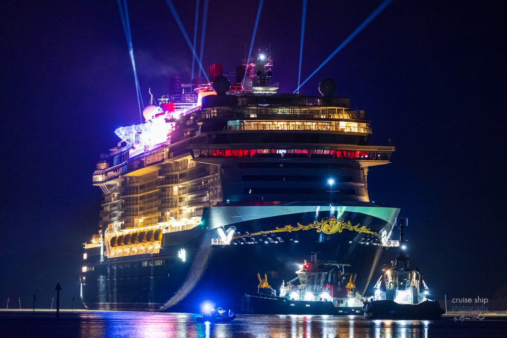 Disney Destiny hell erleuchtet in dunkler Nacht