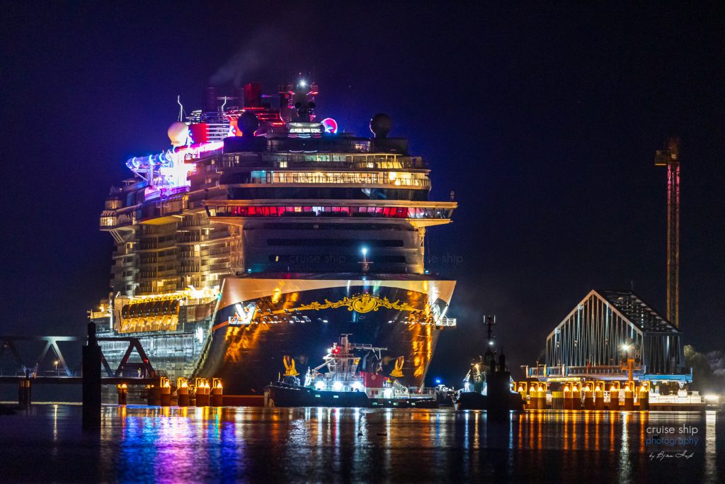 Disney Destiny passiert die neue Friesenbrücke in Weener