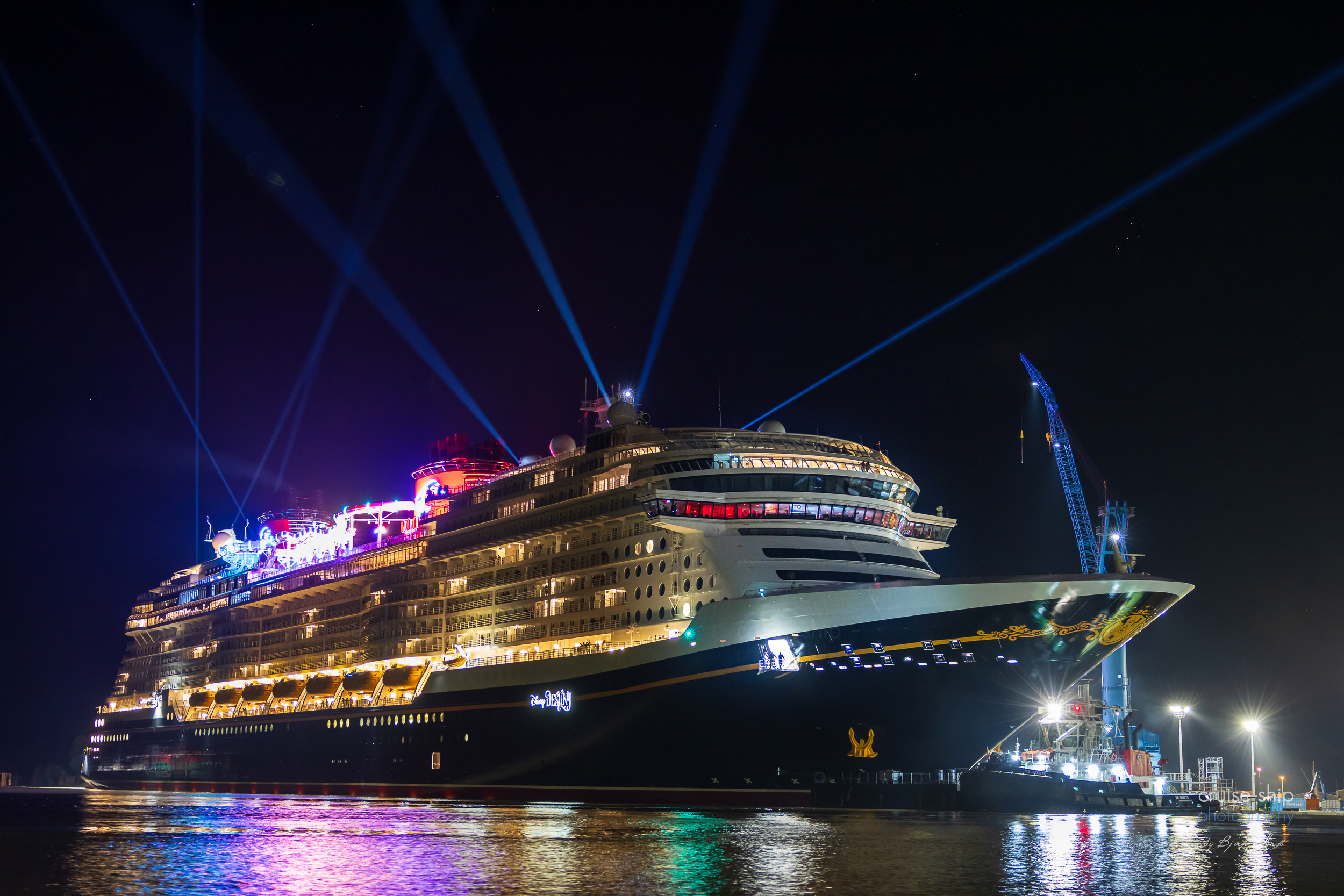 Mehr über den Artikel erfahren Disney Destiny – Feuerwerk & Lichtershow: So magisch war der Abschied von der Meyer Werft!