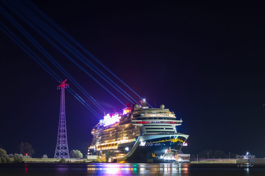 Die Disney Destiny in der Dockschleuse mit hell leuchtenden Skytrackern