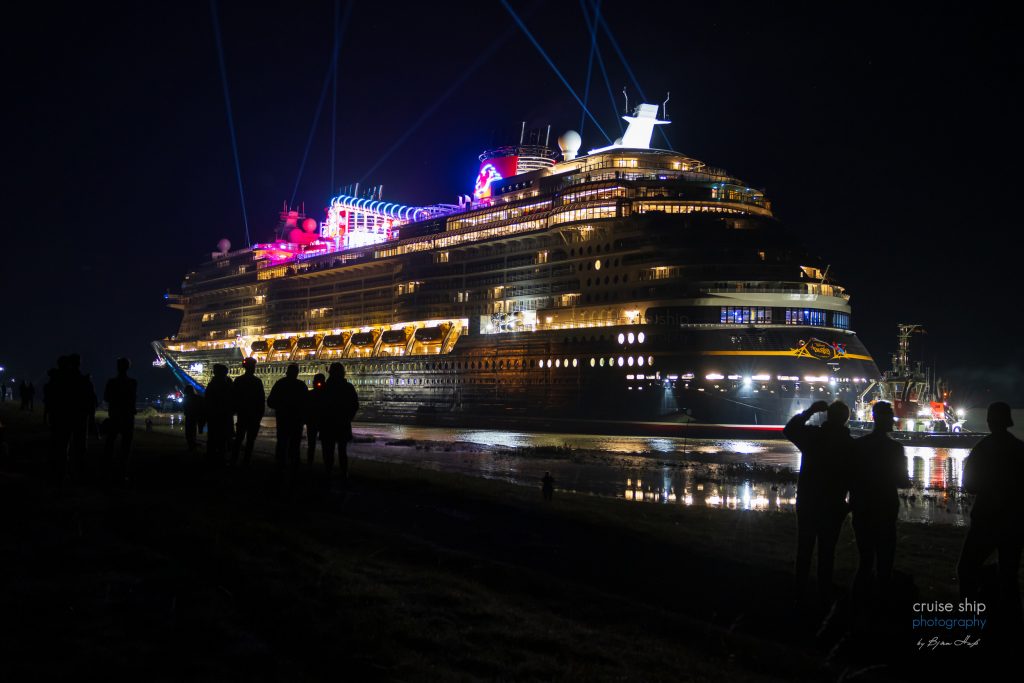 Disney Destiny fährt rückwärts über die Ems, Auf dem Deich stehen Zuschauer