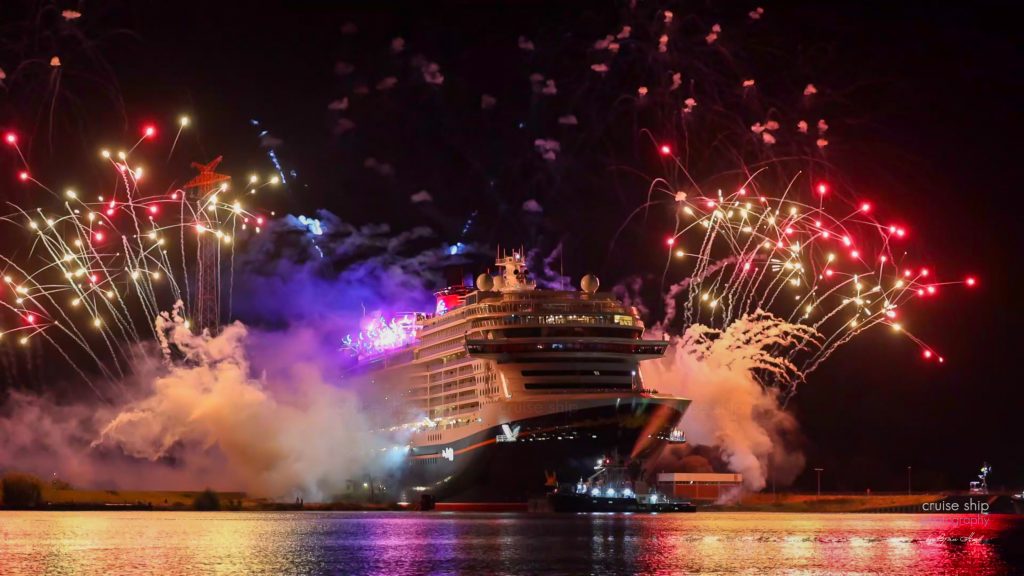 Disney Destiny verabschiedet sich mit einem spektakulären Feuerwerk