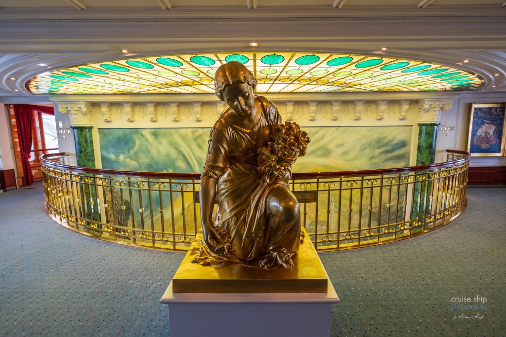 Kreuzfahrtschiff MS Deutschland Atrium mit kunstvoller Skulptur