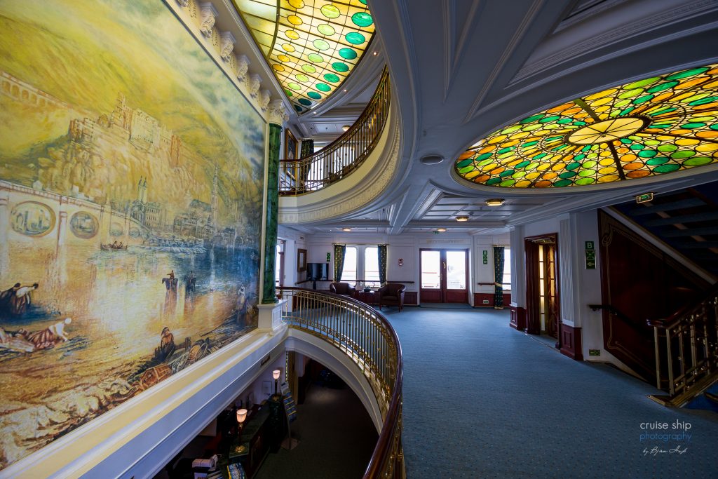 Kreuzfahrtschiff MS Deutschland Atrium