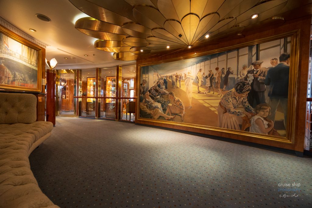 Kolonnaden auf dem Kreuzfahrtschiff MS Deutschland