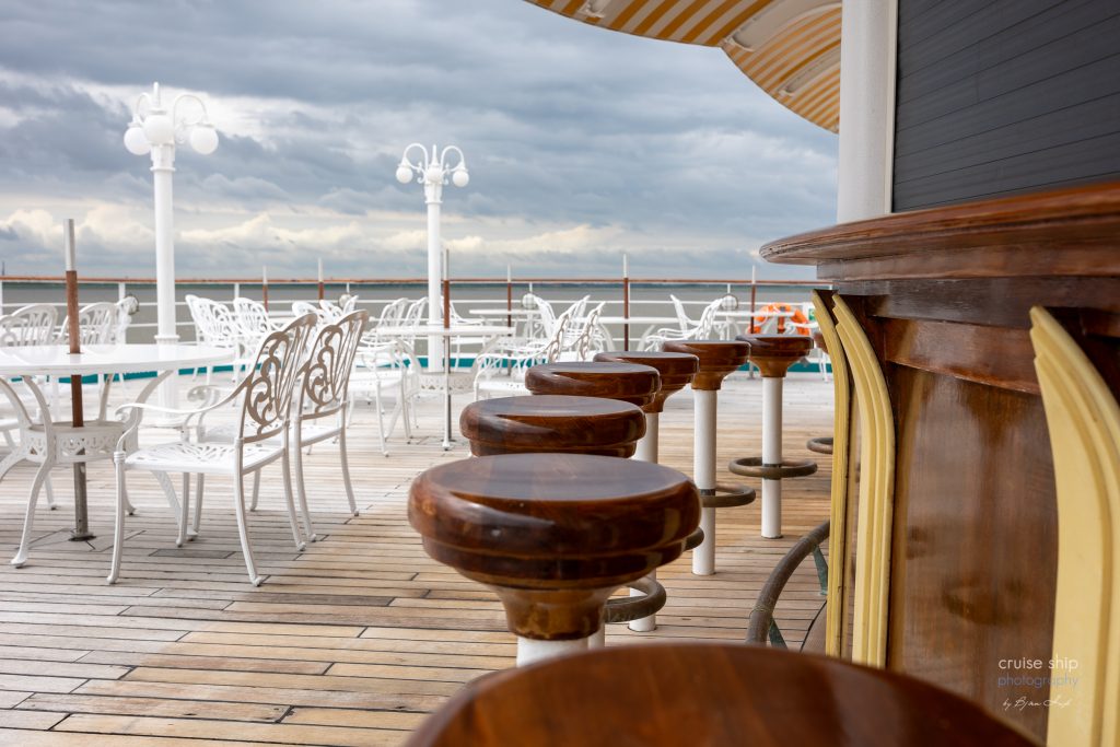 Außendeck mit Bar auf dem Kreuzfahrtschiff MS Deutschland