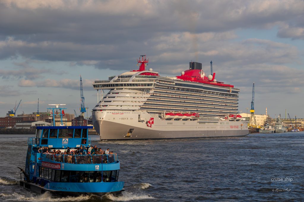 Das Kreuzfahrtschiff Valiant Lady im Hamburger Hafen