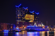 World-Explorer-Cruise-Days-Hamburg-Auslaufparade